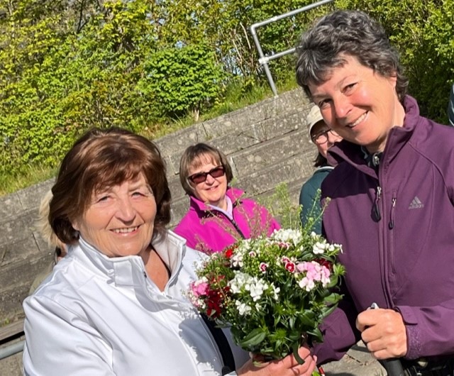 Blumen für Marion - Ulla Meyer übergibt ein kleines Dankeschön vom Vorstand